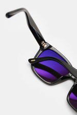 Tom Ford Sonnenbrille 'Haylay' schwarz, Nahaufnahme von der Seite, Wayfarer-Acetatrahmen, getönte blaue Kunststoffgläser, 100% UV-Schutz.