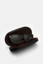 Tom Ford Sonnenbrille 'Haylay' schwarz im Wayfarer-Stil mit getönten Kunststoffgläsern, Acetat-Rahmen, im offenen Samt-Hartschalenetui, Frontansicht.