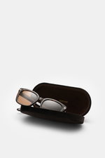 Tom Ford Sonnenbrille 'Haylay' braun/dunkelbraun gemustert im Wayfarer-Stil mit getönten Gläsern, seitlich in Samt-Etui liegend.