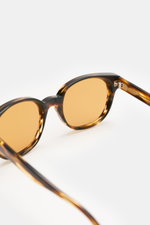 Tom Ford Sonnenbrille 'Mert' dunkelbraun meliert, leicht gerundete Silhouette, melierte Optik, Kunststoffgläser, Acetat-Rahmen, 100% UV-Schutz, Filter 3, Samt-Hartschalenetui, Nahaufnahme von oben schräg.