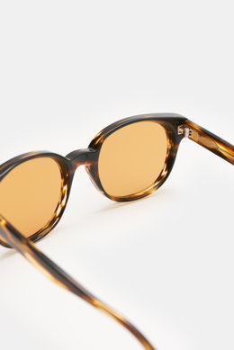 Tom Ford Sonnenbrille 'Mert' dunkelbraun meliert, leicht gerundete Silhouette, melierte Optik, Kunststoffgläser, Acetat-Rahmen, 100% UV-Schutz, Filter 3, Samt-Hartschalenetui, Nahaufnahme von oben schräg.