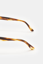 Tom Ford Sonnenbrille 'Mert' dunkelbraun meliert, seitliche Nahaufnahme der Acetat-Bügel mit melierter Optik, inkl. Samt-Hartschalenetui, UV-Schutz.
