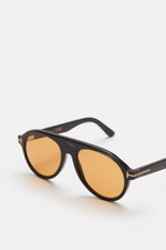 Tom Ford Horn-Sonnenbrille 'Private Collection' anthrazit gemustert/gelb, moderner Aviator-Stil, Büffelhornrahmen, gelbe Gläser, seitliche Ansicht.