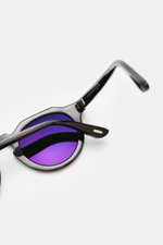 Tom Ford Horn-Sonnenbrille 'Private Collection' schwarz/grau/weiß gemustert, Retro-Look, echtes Büffelhorn, lila Gläser, seitliche Nahaufnahme.
