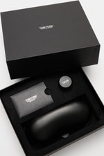 Tom Ford Horn-Sonnenbrille 'Private Collection' schwarz/grau/weiß gemustert mit Büffelhornrahmen, Lederetui und Politurset, Draufsicht in edler Verpackung.