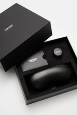 Geöffnete schwarze Tom Ford Horn-Sonnenbrille 'Private Collection' Verpackung von oben mit Leder-Hartschalenetui, Horn-Politurset und Service-Karte.