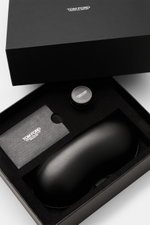 Schwarze Geschenkbox von oben geöffnet mit edlem Leder-Hartschalenetui, Horn-Politurset und Servicekit der Tom Ford Horn-Sonnenbrille 'Private Collection' dunkelbraun gemustert.