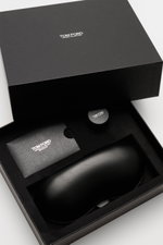 Geöffnete schwarze Tom Ford Box mit Leder-Hartschalenetui und Horn-Politurset der Tom Ford Horn-Sonnenbrille 'Private Collection' schwarz/grau/weiß gemustert.