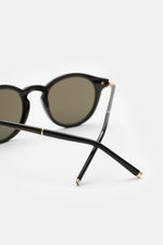 Tom Ford Sonnenbrille 'Private Collection' schwarz/braun, Pantos-Design, Büffelhornrahmen, Titan-Details, frontale Nahaufnahme, ZEISS Gläser, UV-Schutz.