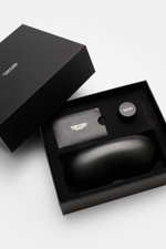 Tom Ford Horn Brille 'Private Collection' schwarz/grau/weiß gemustert packaging set shown from above with leather case, polishing kit, and cleaning cloth included. Stilvoller Eyecatcher: Die exklusive Horn Brille aus der 'Private Collection' von TOM FORD 