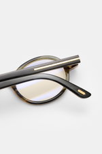 Tom Ford Horn Brille 'Private Collection' schwarz/grau/hellbraun gemustert, Detailaufnahme von oben, runder Rahmen aus Büffelhorn mit Blaulichtfilter.