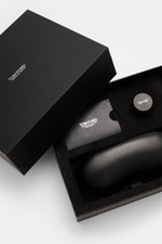 Schwarze Tom Ford Horn Brille 'Private Collection' schwarz/grau/hellbraun gemustert in geöffneter Box mit Lederetui, Politurset und Putztuch, Draufsicht.