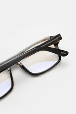 Tom Ford Horn Brille 'Private Collection' schwarz/grau gemustert, eckig, Büffelhornrahmen, Blaulichtfilter, silberne Details, Seitenansicht nah.