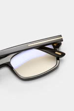 Tom Ford Horn Brille 'Private Collection' schwarz/grau gemustert, eckige Form mit Blaulichtfilter, goldfarbene Details, Nahaufnahme von oben seitlich.