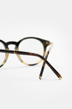 Tom Ford Horn Brille 'Private Collection' schwarz/grau gemustert, runde Form, Büffelhornrahmen, Blaulichtfilter, T-Form Details, Nahaufnahme von hinten.