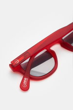 Izipizi Sonnen-Lesebrille '#C Red Crystal' rot, leicht eckige Form, Soft Touch-Rahmen, Kunststoffgläser +1,5, 100% UV, verdunkelt, Filzetui, Nahaufnahme schräg.