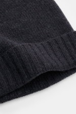 Close-up side view of the von Braun Cashmere beanie anthracite showing fine knit, small turn-up, and soft pure cashmere texture.