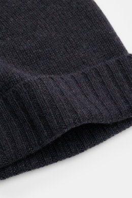 Close-up side view of the von Braun Cashmere beanie anthracite showing fine knit, small turn-up, and soft pure cashmere texture.