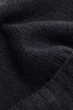 Close-up top-down view of the fine knit texture and small turn-up of the von Braun Cashmere beanie anthracite, made of pure cashmere.