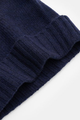 Close-up top-down view of the navy von Braun Cashmere beanie navy showing fine knit and small turn-up, made of pure cashmere.