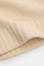 Close-up front angle of von Braun Cashmere beanie cream showing fine knit and small turn-up cuff, made of pure cashmere, very soft feel. Whether worn with a classic winter coat or a highly functional down jacket, this soft VON BRAUN knitted beanie made of