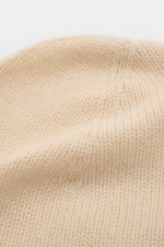 Close-up top view of the von Braun Cashmere beanie cream showing fine knit, small turn-up, and very soft pure cashmere fabric.