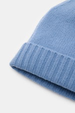 Close-up top view of the von Braun Cashmere beanie smoky blue showing fine knit, small turn-up, and soft pure cashmere texture. Whether worn with a classic winter coat or a highly functional down jacket, this soft VON BRAUN knitted beanie made of pure cas