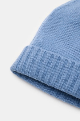 Close-up top view of the von Braun Cashmere beanie smoky blue showing fine knit, small turn-up, and soft pure cashmere texture. Whether worn with a classic winter coat or a highly functional down jacket, this soft VON BRAUN knitted beanie made of pure cas