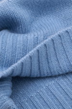 Close-up image from a side angle of the von Braun Cashmere beanie smoky blue, showing fine knit texture and small turn-up edge. Whether worn with a classic winter coat or a highly functional down jacket, this soft VON BRAUN knitted beanie made of pure cas