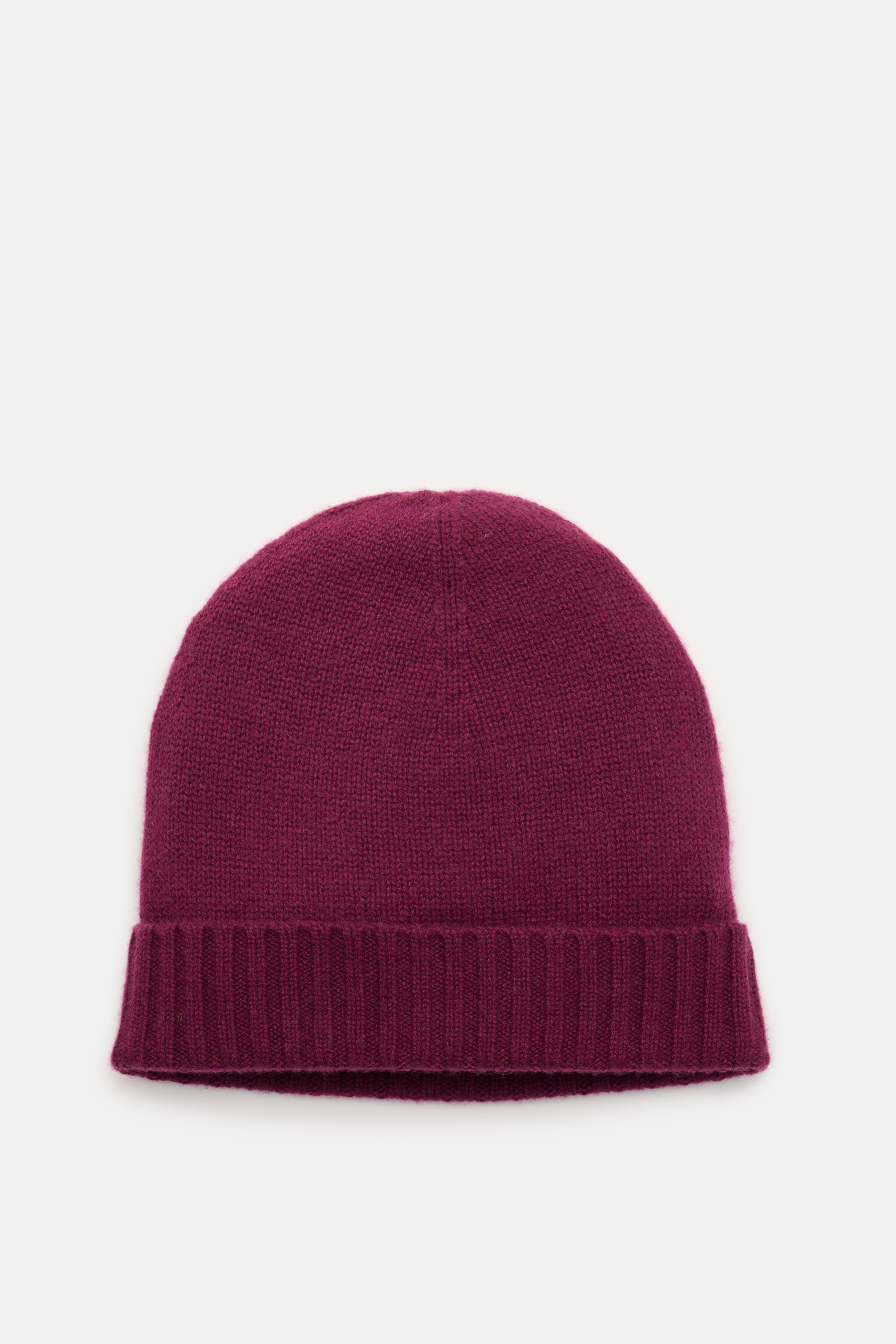 von Braun Cashmere beanie burgundy shown from above, soft pure cashmere knit with fine texture and small turn-up edge. Whether worn with a classic winter coat or a highly functional down jacket, this soft VON BRAUN knitted beanie made of pure cashmere is 
