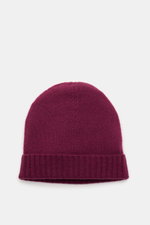 von Braun Cashmere beanie burgundy shown from above, soft pure cashmere knit with fine texture and small turn-up edge. Whether worn with a classic winter coat or a highly functional down jacket, this soft VON BRAUN knitted beanie made of pure cashmere is 