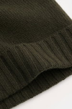Close-up shot of von Braun Cashmere beanie dark olive showing fine knit and small turn-up edge, made of pure cashmere with a very soft feel. Whether worn with a classic winter coat or a highly functional down jacket, this soft VON BRAUN knitted beanie mad
