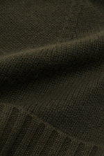 Close-up image of the von Braun Cashmere beanie dark olive, showing fine knit texture and soft feel from a top-down perspective. Whether worn with a classic winter coat or a highly functional down jacket, this soft VON BRAUN knitted beanie made of pure ca