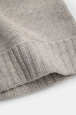Close-up front view of the von Braun Cashmere beanie light grey mottled showing fine knit, small turn-up, and very soft pure cashmere texture. <p>Whether worn with a classic winter coat or a highly functional down jacket, this soft VON BRAUN knitted beani