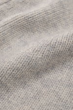 Close-up view of the fine knit texture of the von Braun Cashmere beanie light grey mottled, showing soft pure cashmere fibers and small turn-up edge. Whether worn with a classic winter coat or a highly functional down jacket, this soft VON BRAUN knitted b