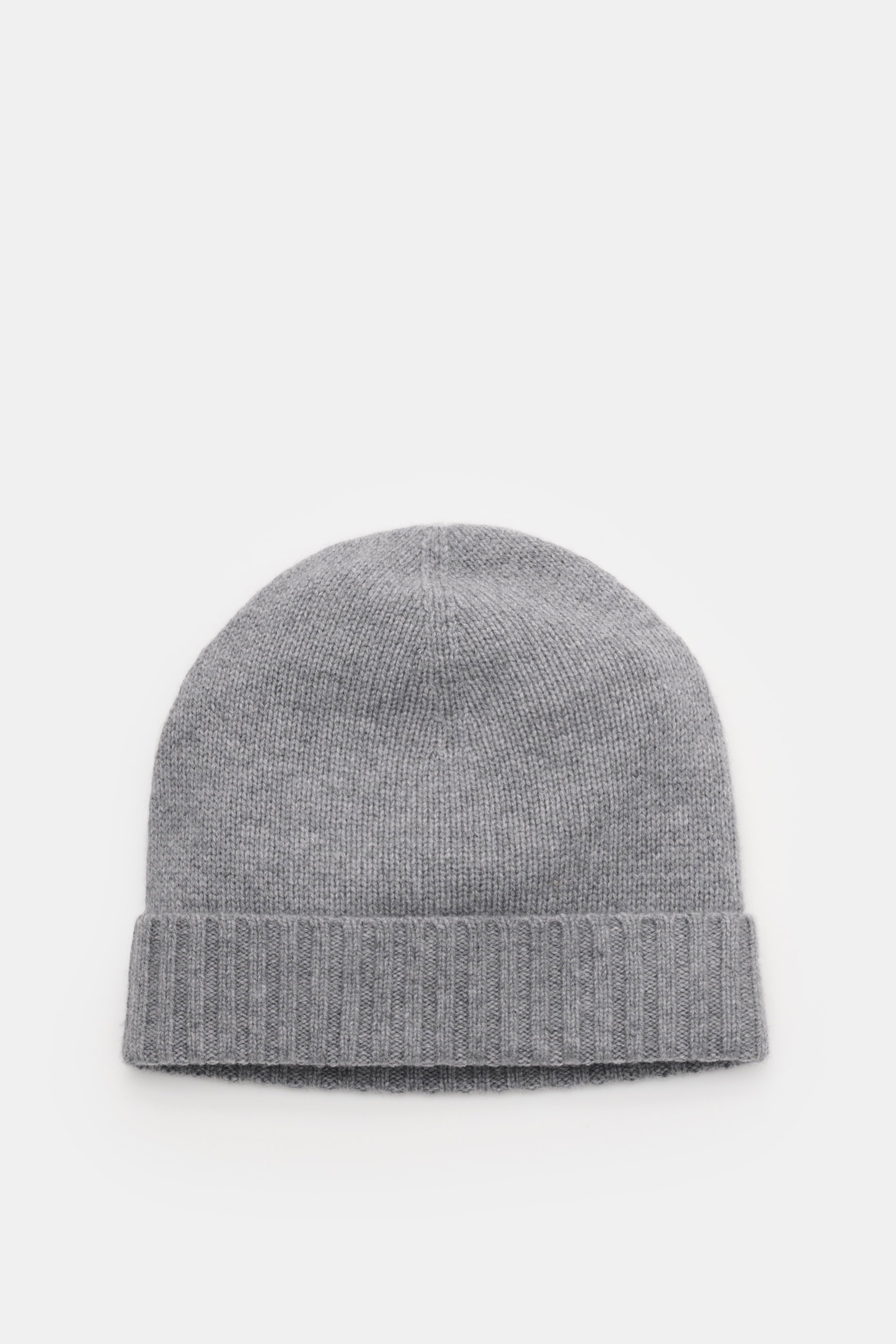 von Braun Cashmere Mütze grau meliert, frontal aus Perspektive fotografiert, feines Strickbild, schmaler Umschlag, reiner Cashmere, sehr weicher Griff, perfekt zu Wintermantel oder Daunenjacke