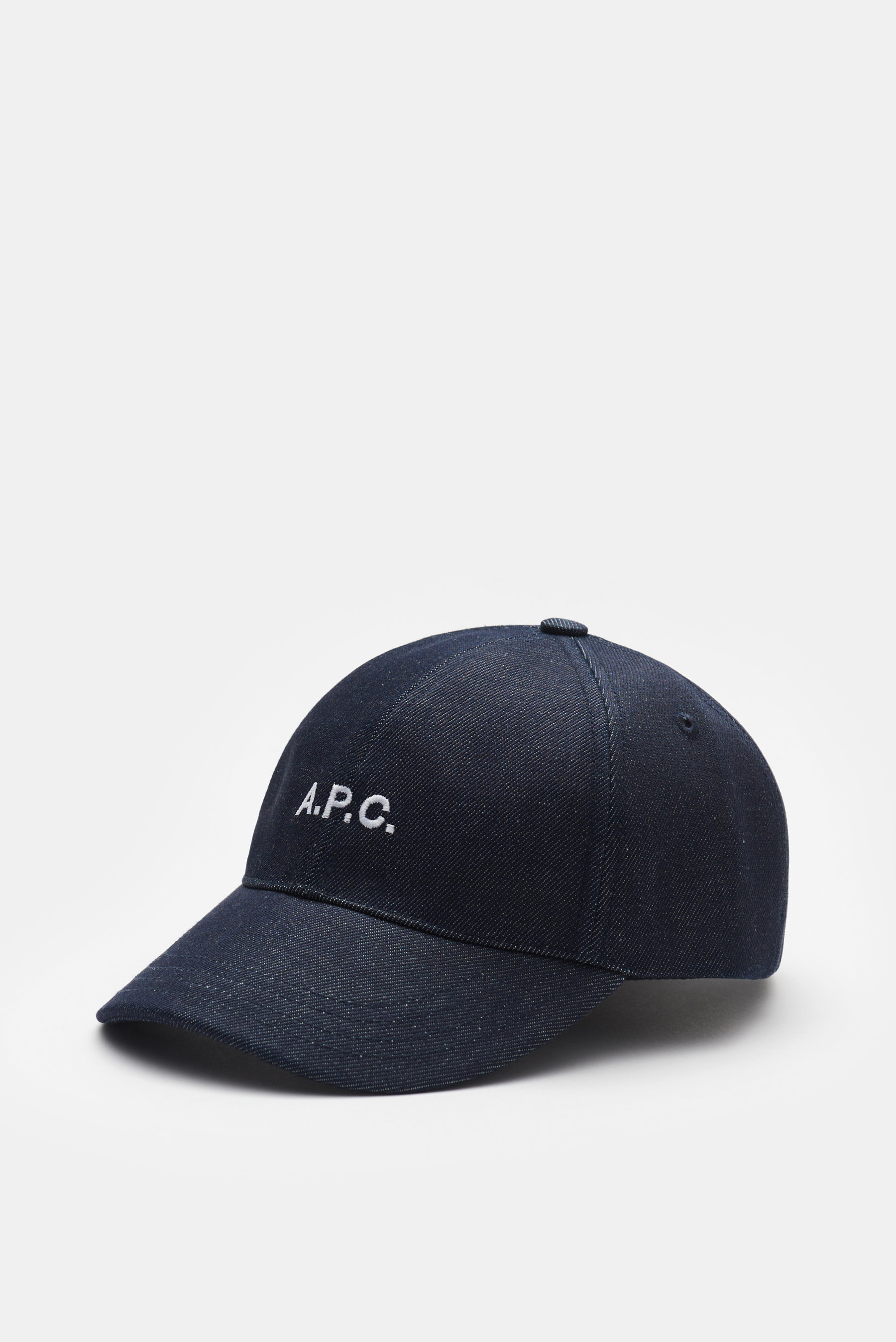 A.P.C. Denim Baseball-Cap 'Charlie' navy in schräger Seitenansicht, aus robustem Baumwoll-Denim, Logo vorn, klassisches Six-Panel-Design.