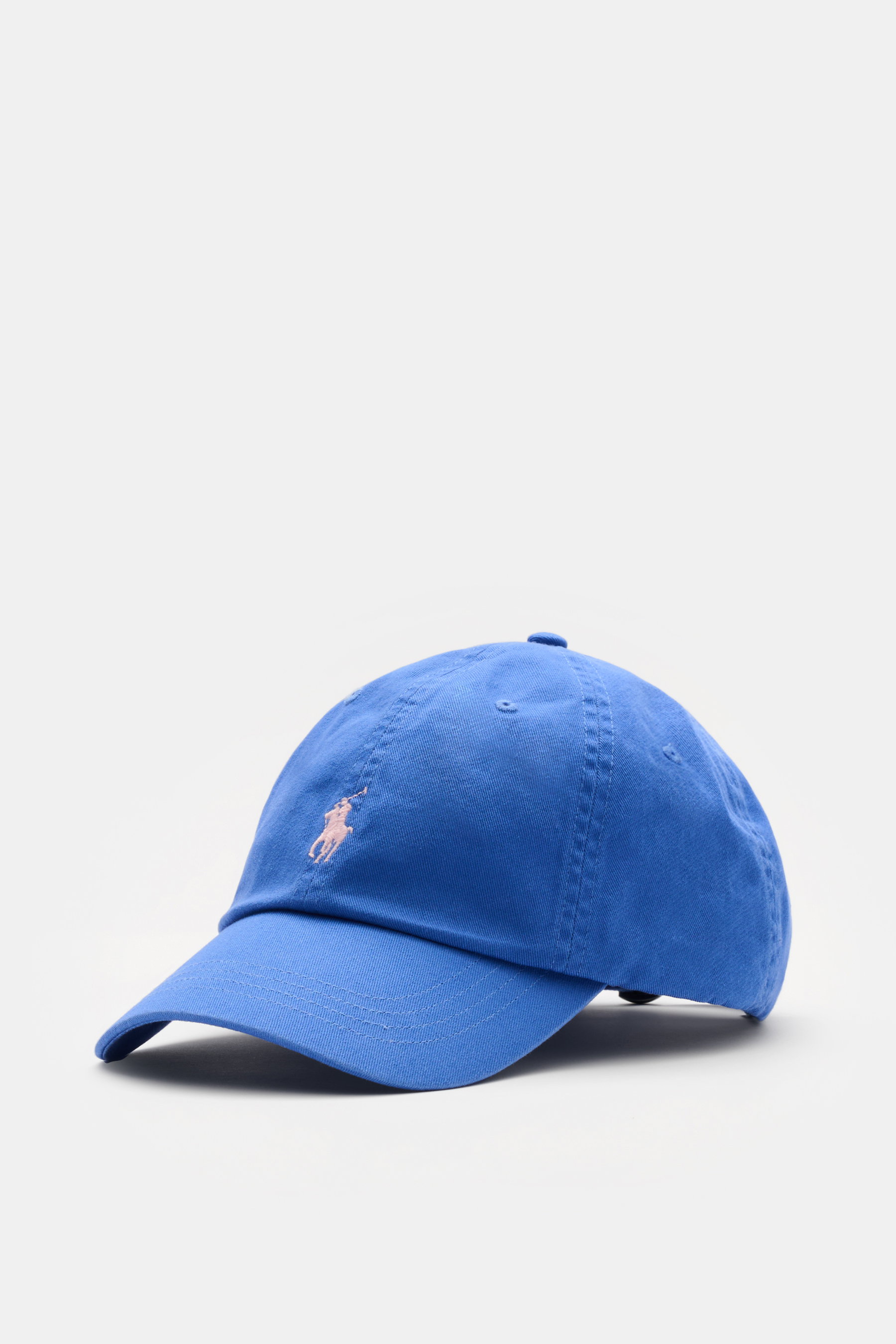 Polo Ralph Lauren Baseball-Cap blau aus Baumwolle mit gebogenem Schirm, ikonischem Logo-Stitching, fotografiert aus seitlicher Perspektive.