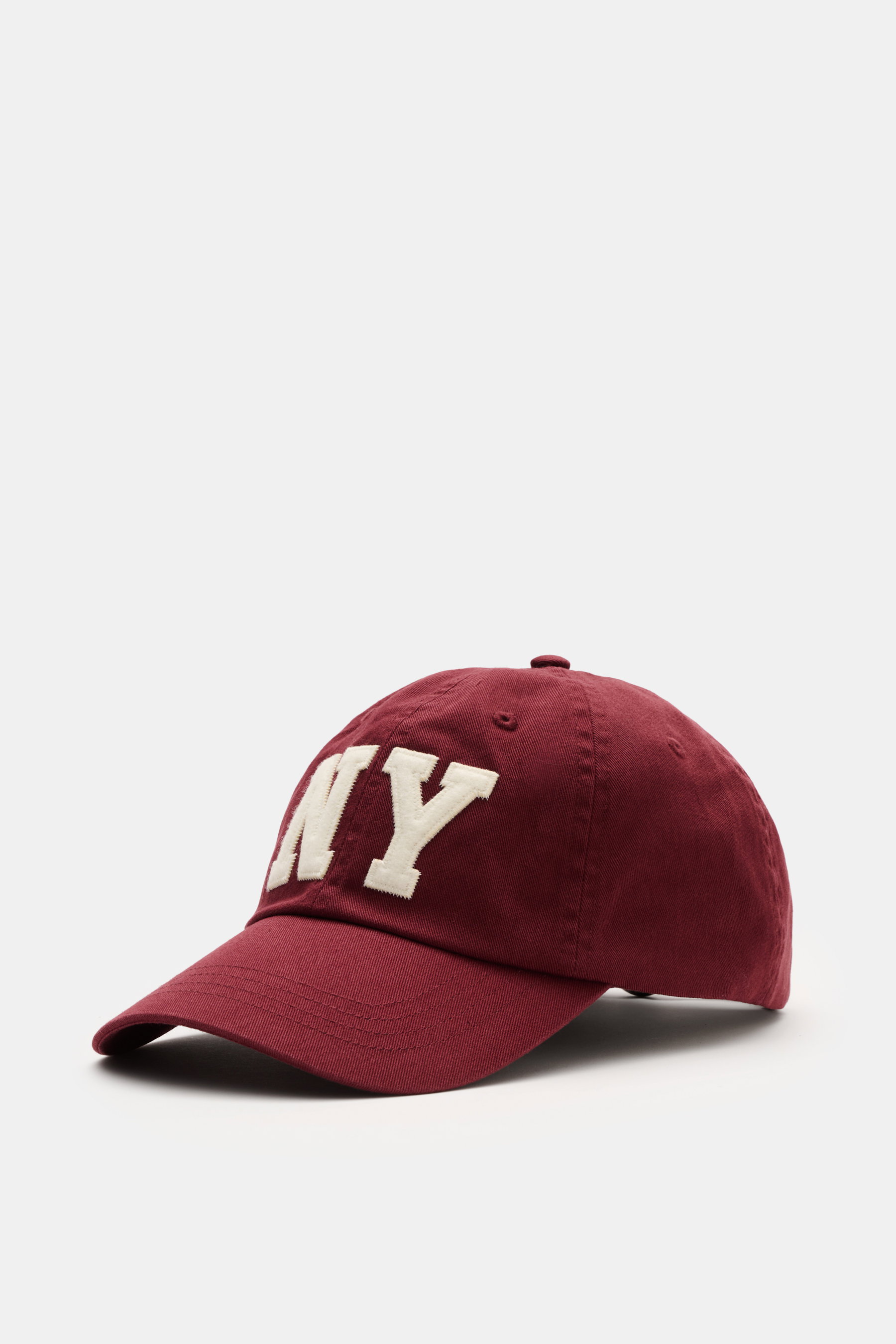 Polo Ralph Lauren Baseball-Cap bordeaux aus reiner Baumwolle, Six-Panel-Design mit NY-Patch, verstellbar, seitlich fotografiert.