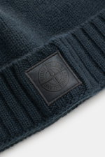 Stone Island Cashmere Mütze 'Ghost Piece' navy, Nahaufnahme seitlich auf Bündchen mit tonalem Kompass-Logo aus reinem Cashmere.