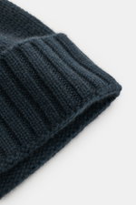 Stone Island Cashmere Mütze 'Ghost Piece' navy, Nahaufnahme seitlich, mittelfeines Strickbild, sehr weicher Griff, tonales Weblabel, reiner Cashmere.