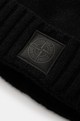 Stone Island Cashmere Mütze 'Ghost Piece' schwarz, Nahaufnahme von oben, weiches Strickbild, tonales Kompass-Logo, reiner Cashmere.