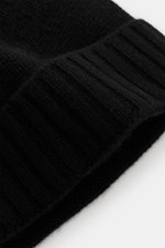Stone Island Cashmere Mütze 'Ghost Piece' schwarz, nah aus schräger Perspektive, mittelfeines Strickbild, weicher Griff, tonales Weblabel, reiner Cashmere.