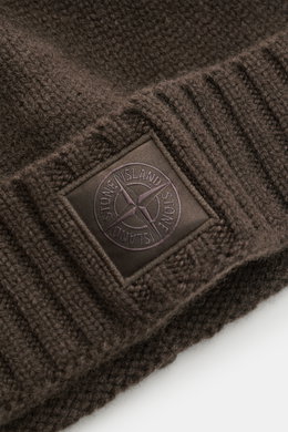 Stone Island Cashmere Mütze 'Ghost Piece' dunkelbraun, nah von schräg oben, weiches Strickbild, tonales Kompass-Logo, mittelfeiner Cashmere-Griff.