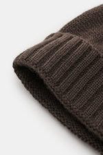 Stone Island Cashmere Mütze 'Ghost Piece' dunkelbraun, mittelfeines Strickbild, weicher Griff, tonales Weblabel, Nahaufnahme seitlich oben.