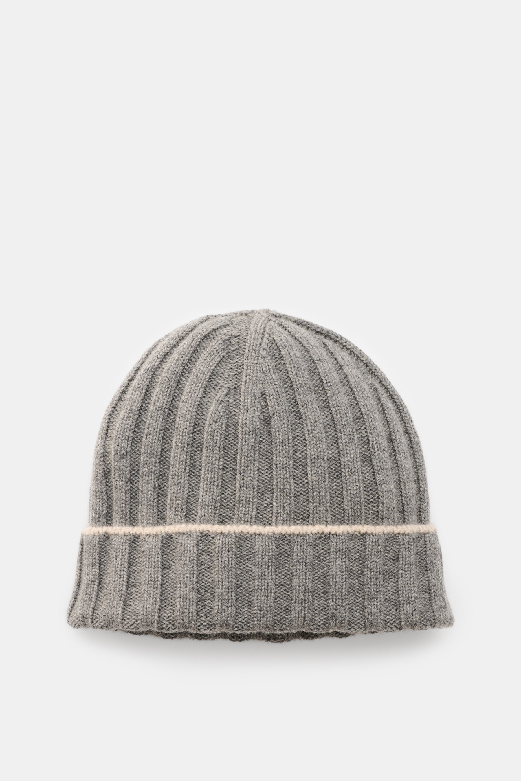 Brunello Cucinelli Cashmere Mütze grau meliert, frontale Nahaufnahme, reiner Cashmere, weicher Griff, markanter Rippstrick, Umschlag mit Kontrastkante.