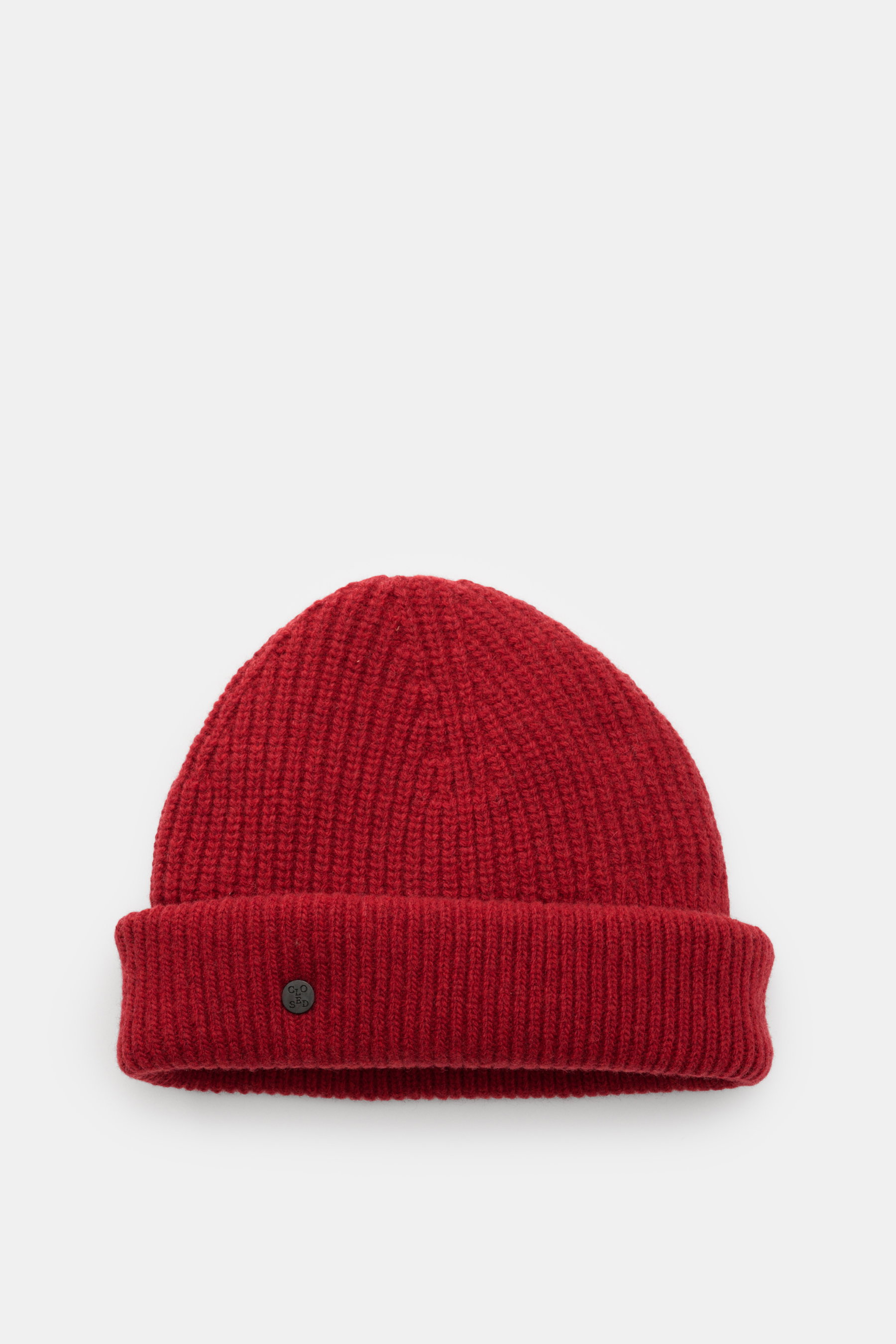Geschlossen fotografierte Closed Wollmütze 'Sailor Beanie' rot aus reiner Wolle mit mittelfeinem Patentstrick-Muster und doppeltem Umschlag mit Logo-Pin, modernes Winter-Essential.