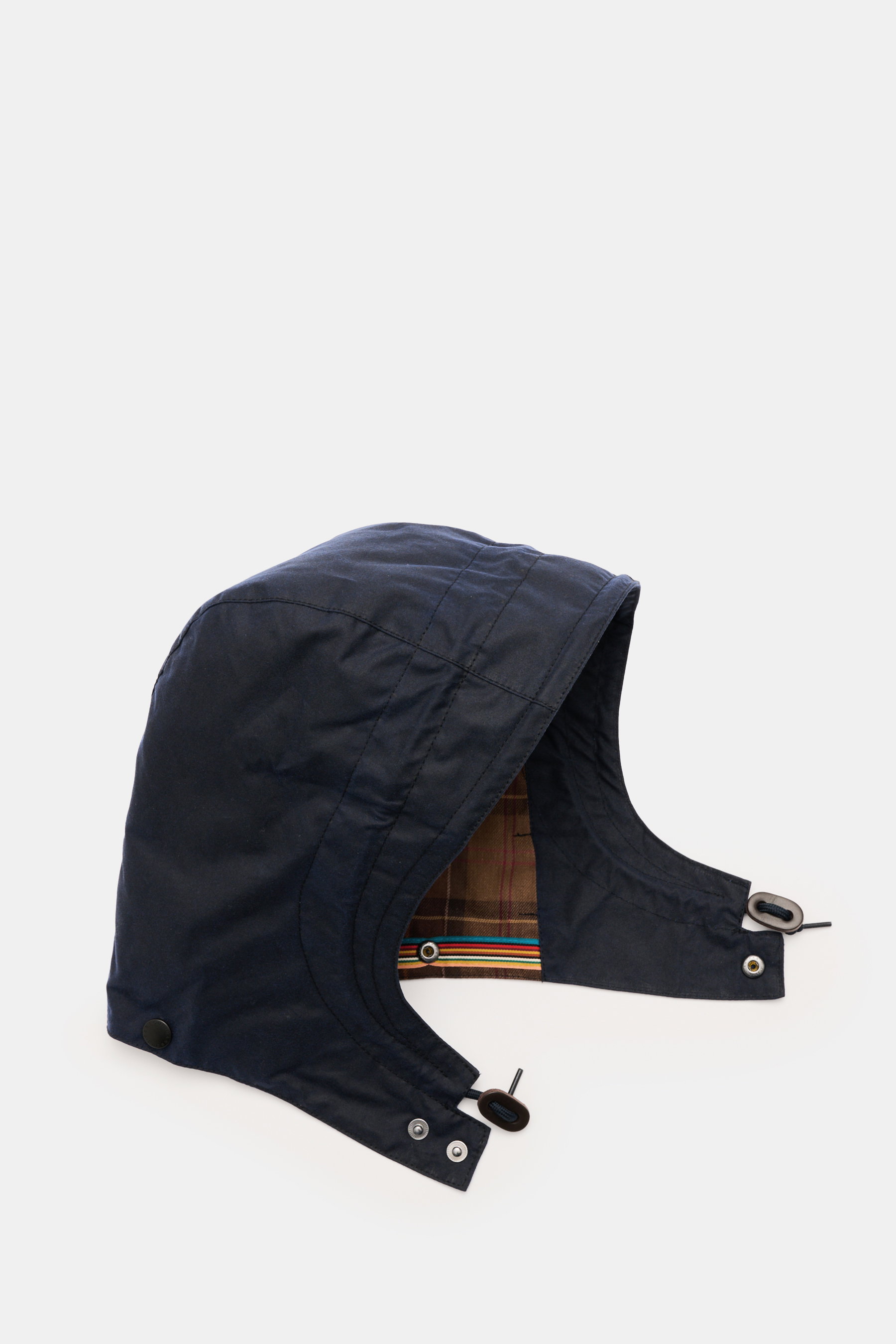 Barbour Kapuze navy aus gewachster Baumwolle, wasserabweisend, mit verstärkter Krempe und Tartan-Futter, seitliche Ansicht, Druckknöpfe sichtbar.