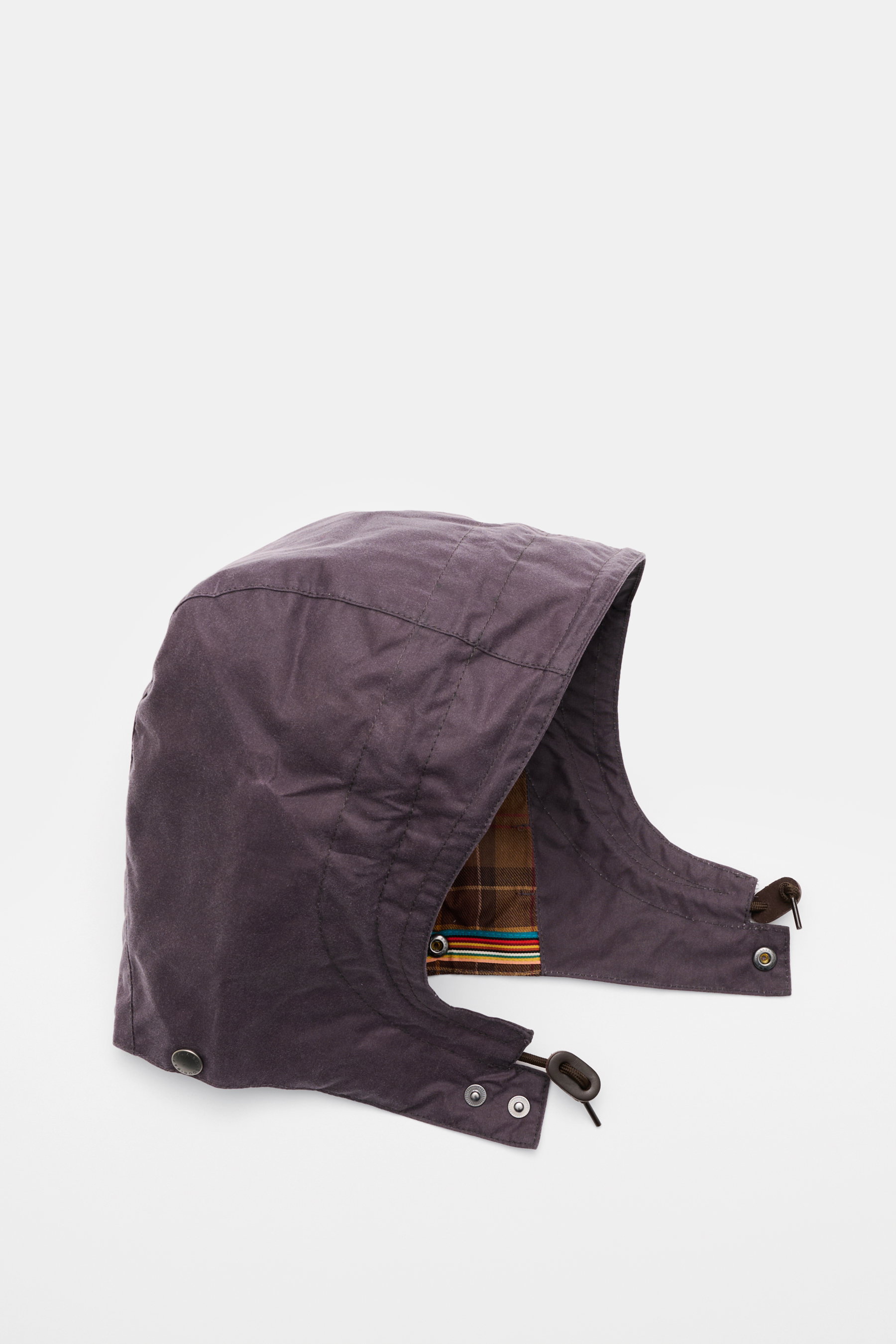 Barbour Kapuze dunkel violett aus gewachster Baumwolle mit Tartan-Futter, Druckknöpfen und Tunnelzug, seitliche Nahaufnahme.