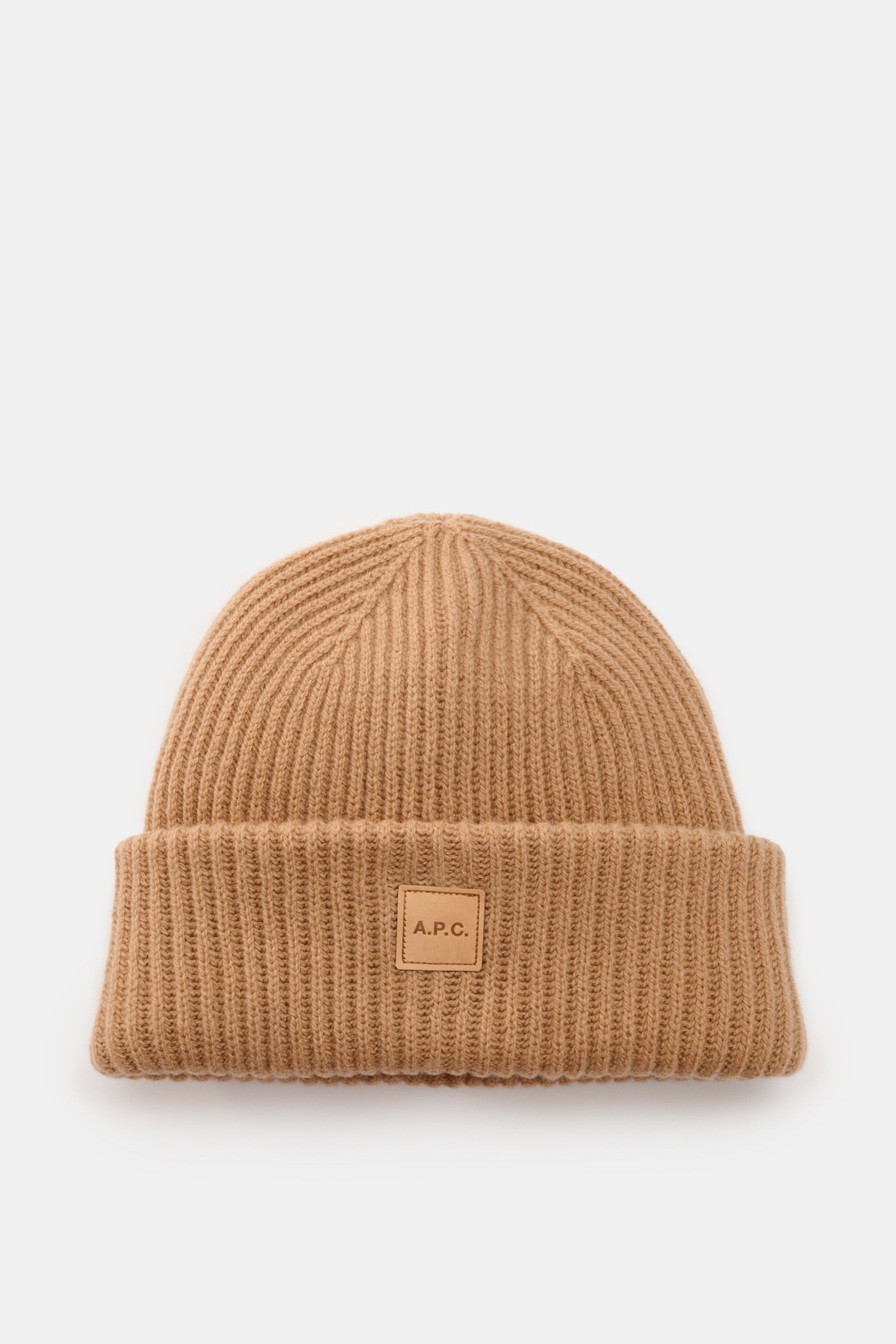 A.P.C. Wollmütze 'Michelle' hellbraun in schwerem Rippstrick aus Wolle und Cashmere, frontal fotografiert mit breitem Umschlag und Logo-Patch.